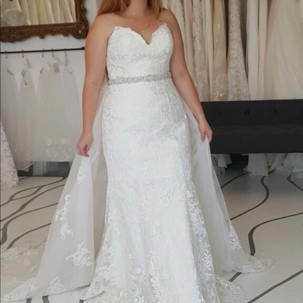 Allure Bridal style: C385
White lace A-line dress - Picture 5 of 8